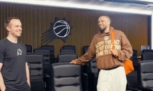 yl23455永利平台-新起点！太阳官推晒狄龙与主帅奥特寒暄及训练照片