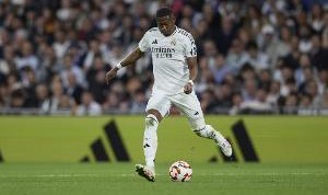 记者：阿拉巴、巴尔韦德感到不适，几小时内接受进一步检查